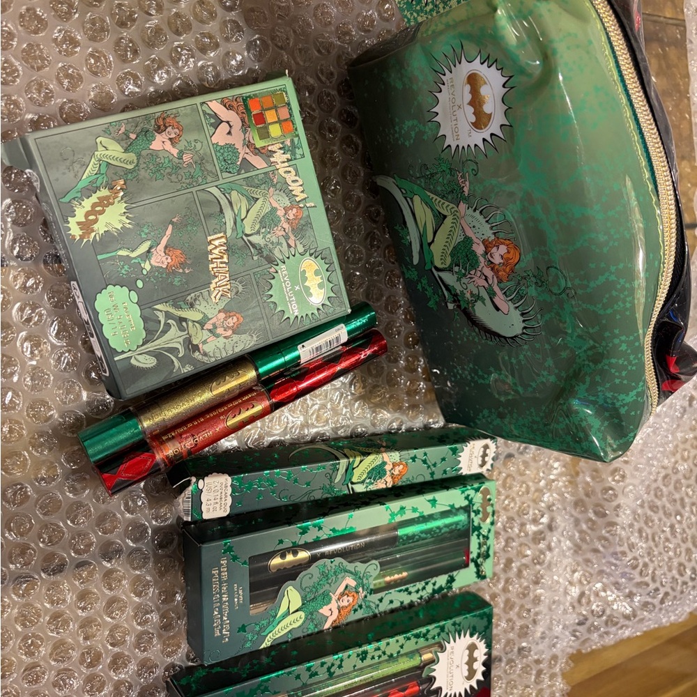 DC X Revolution Harley Quinn & Poison Ivy Makeup Kit - 7 Piece Set new open box